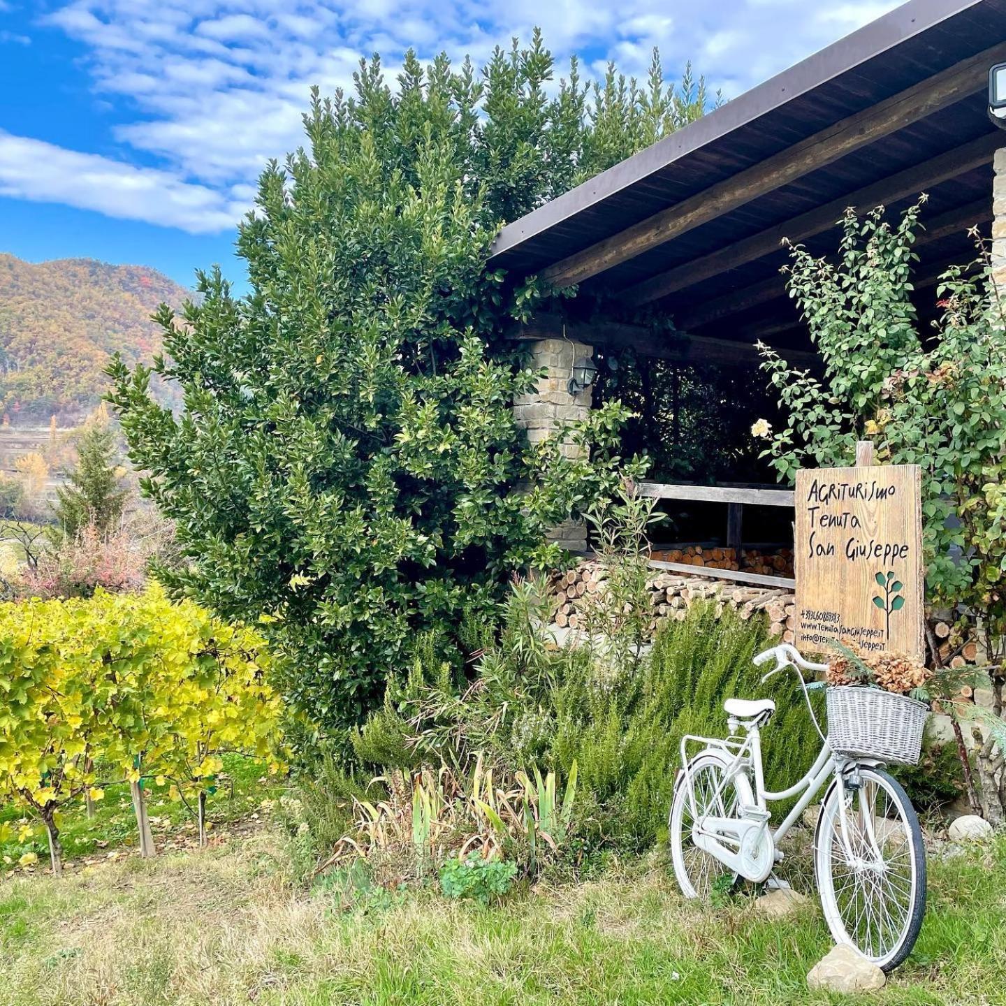 Agriturismo Tenuta San Giuseppe Cossano Belbo Exteriör bild